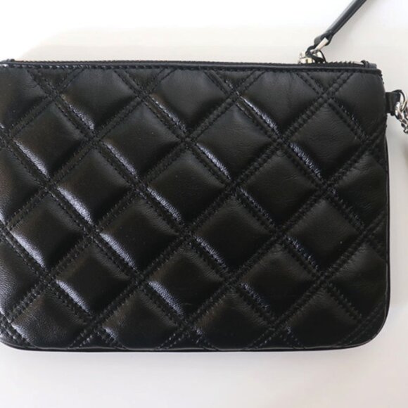 Marc Jacobs The Quilted Softshot Wristlet – Compact Elegance in Black!